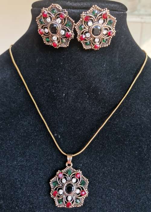 Lovely Gold Tone  Black Resin Stone Necklace and Earrings Set