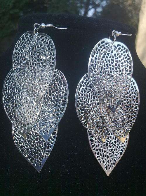 LOVELY SILVERTONE LIGHTWEIGHT  LEAF DANGLE EARRINGS