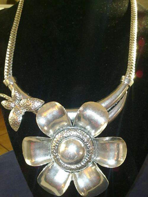 GORGEOUS TIBETAN SILVER FLOWER & DRAGONFLY NECKLACE