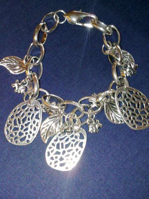 ***LAST ONE***EXQUISITE VINTORIO COLLECTION TIBETAN SILVER OVAL ROUNDS & LEAF BRACELET