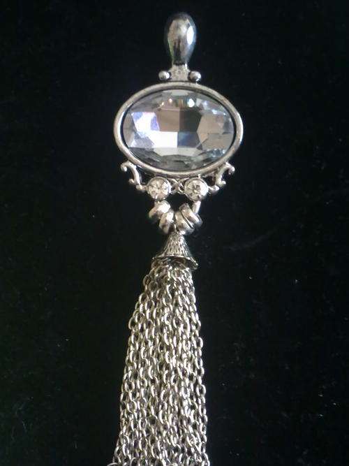 LOVELY TIBETAN SILVER CLIP ON OVAL CRYSTAL & DANGLE CHAINS PENDANT