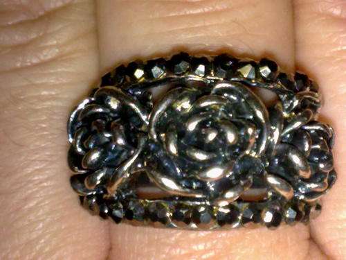 STUNNING TIBETAN SILVER 3 ROSES & BLACK CRYSTALS RING