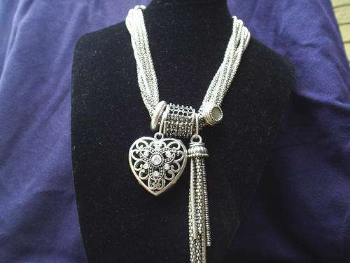 STUNNING VINTORIO COLLECTION TIBET SILVER DANGLE FILIGREE HEART & CZ TUSSEL NECKLACE