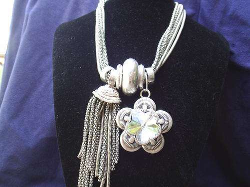GORGEOUS VINTORIO COLLECTION TIBET SILVER DANGLE FLOWER & CRYSTAL TUSSEL NECKLACE