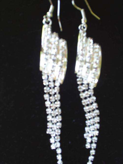 BEAUTIFUL SILVER DIAMANTE DANGLE DROP3 ROWS  EARRINGS