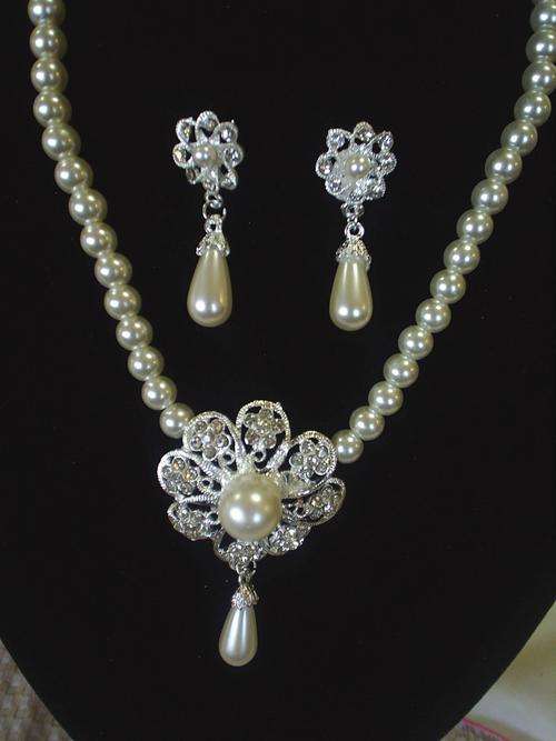***LAST ONE***GORGEOUS VINTORIO COLLECTION  FEAUX PEARLS FLOWER NECKLACE & EARRINGS