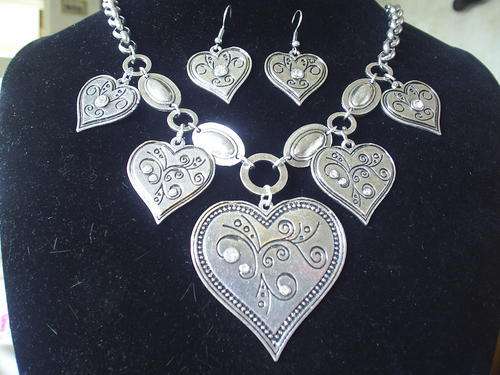 STUNNING VINTORIO COLLECTION TIBETAN SILVER  HEARTS WITH CZ NECKLACE & EARRINGS SET