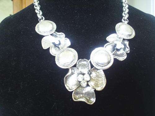 ***R22O***LOVELY VINTORIO COLLECTION TIBETAN SILVER FLOWER & CZ  NECKLACE