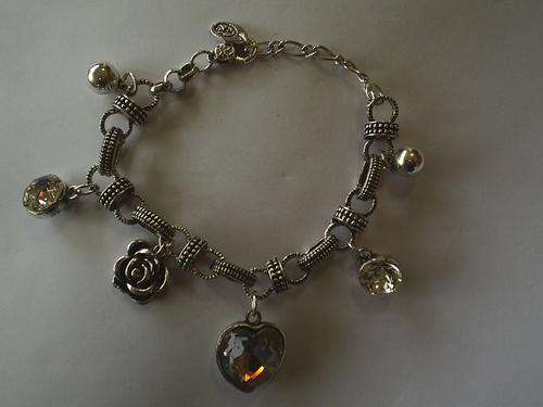 BEAUTIFUL VINTORIA COLLECTION TIBET SILVER ROSES & HEARTS CRYSTALS    BRACELET