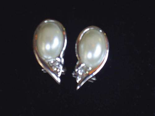 ***NEW***LOVELY  VINTORIO COLLECTION TIBET SILVER FEAUX PEARL & CZ  EARRINGS