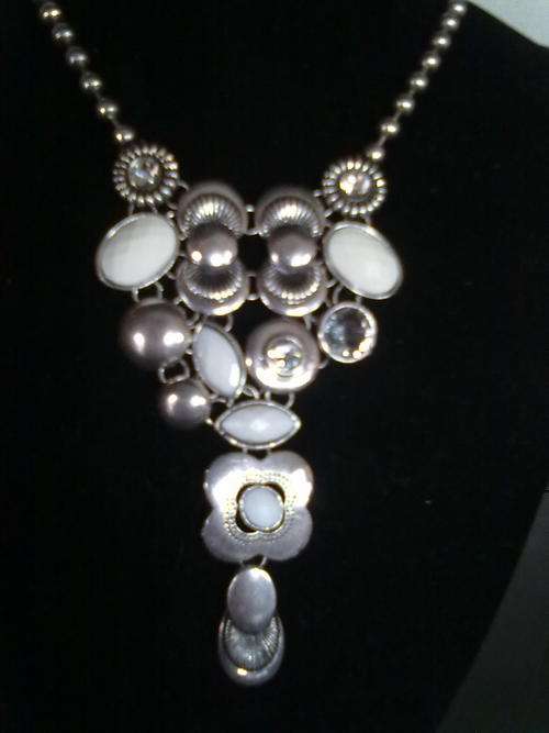 ***NEW*** STUNNING VINTORIO COLLECTION WHITE STONE & CRYSTAL DANGLE NECKLACE