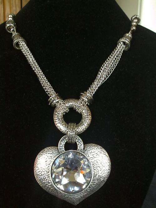 GORGEOUS VINTORIO COLLECTION SILVER  HEART WITH CRYSTAL NECKLACE