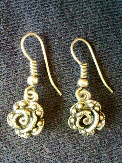 BEAUTIFUL  VINTORIO COLLECTION TIBET SILVER DAINTY ROSE DANGLE EARRINGS