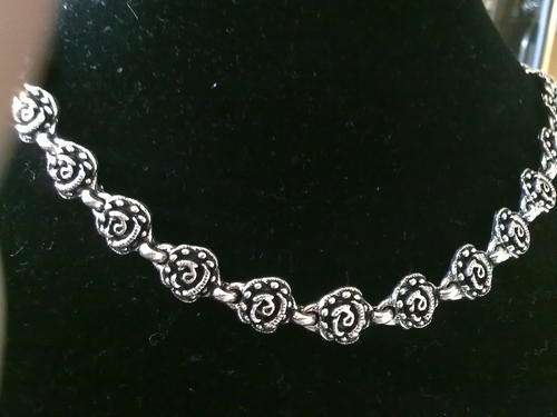 EXQUISITE VINTORIO COLLECTION TIBETAN SILVER ROSES  NECKLACE
