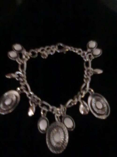 LOVELY VINTORIO COLLECTION TIBET SILVER WHITE STONE OVALS BRACELET