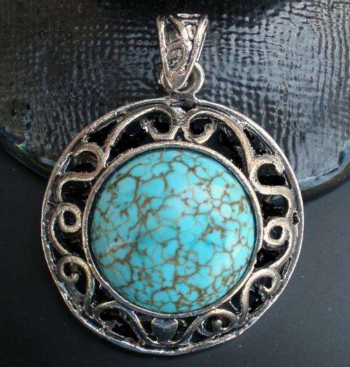 LOVELY VINTORIO COLLECTION TIBETAN SILVER ROUND TURQUOISE PENDANT