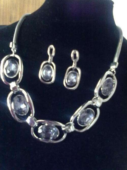 GORGEOUS  VINTORIO COLLECTION OVAL CRYSTALS NECKLACE & DANGLE EARRINGS SET