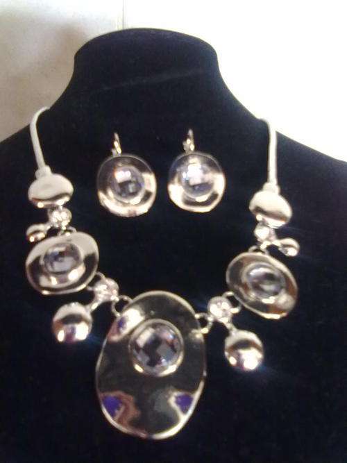 STUNNING  VINTORIO COLLECTION ROUND & OVAL CRYSTALS NECKLACE & DANGLE EARRINGS SET