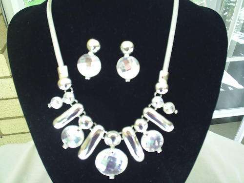 GORGEOUS  VINTORIO COLLECTION CRYSTALS NECKLACE &  EARRINGS SET