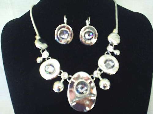 STUNNING  VINTORIO COLLECTION ROUND & OVAL CRYSTALS NECKLACE & DANGLE EARRINGS SET