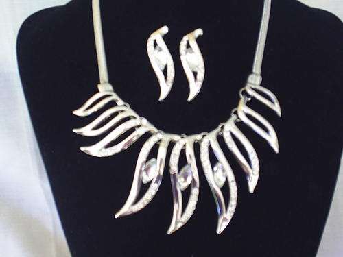 EXTRAORDINARY  VINTORIO COLLECTION CRYSTALS NECKLACE &  EARRINGS SET