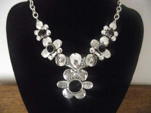 STUNNING VINTORIO COLLECTION  FLOWER  PENDANT NECKLACE