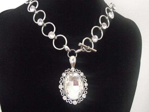 STUNNING VINTORIO COLLECTION  OVAL CRYSTAL PENDANT &  NECKLACE