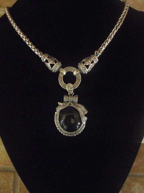 STUNNING VINTORIO COLLECTION  BLACK PENDANT & NECKLACE