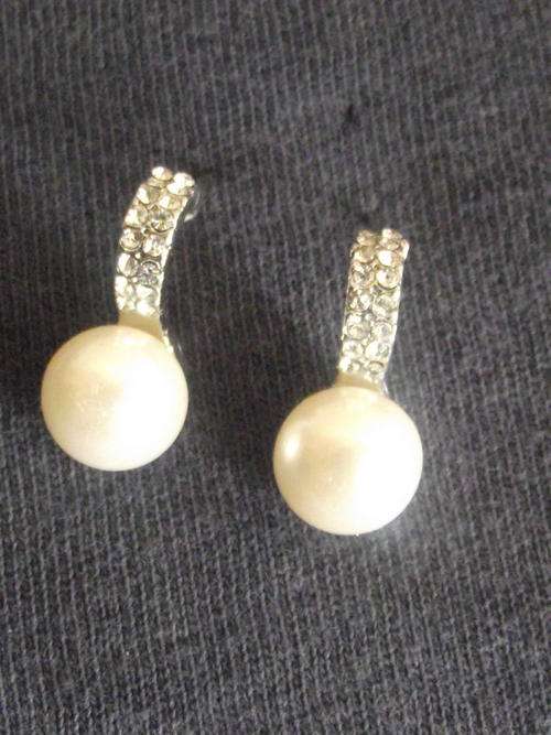 LOVELY  VINTORIO COLLECTION  SILVER FEAUX PEARL & CZ   EARRINGS