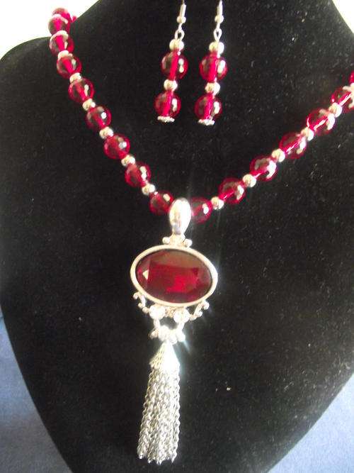 VINTAGE VINTORIO COLLECTION RED CRYSTAL FACETED AND SILVER BEADS, PENDANT NECKLACE & EARRING SET