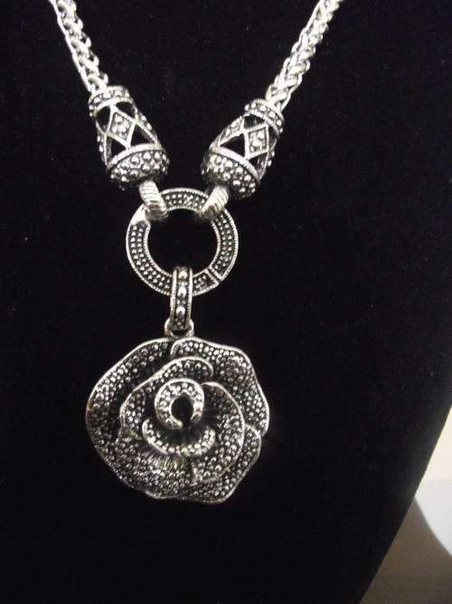 GORGEOUS VINTORIO COLLECTION ROSE PENDANT & NECKLACE