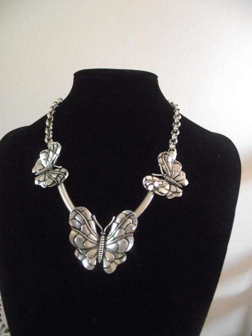 Stunning Tibetan Silver Vintorio Collection 3 Butterflies  Necklace