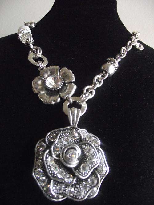 GORGEOUS VINTORIO COLLECTION TIBET SILVER CLIP ON  FLOWER PENDANT NECKLACE + FREE MATCHING EARRINGS