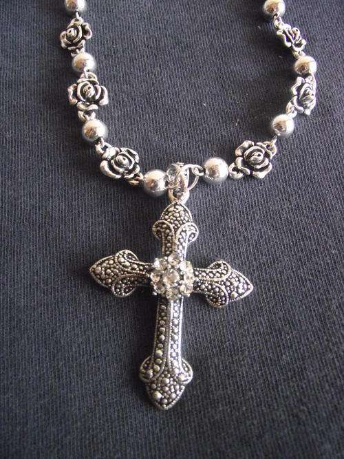 GORGEOUS VINTORIO COLLECTION TIBET SILVER CROSS WITH WHITE CRYSTALS NECKLACE