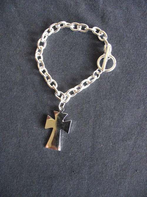 GORGEOUS SILVER CHAIN WITH CROSS CHARM BRACELET