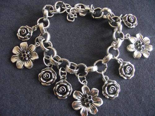 STUNNING VINTORIO COLLECTION  FLOWERS & BLACK CRYSTALS BRACELET