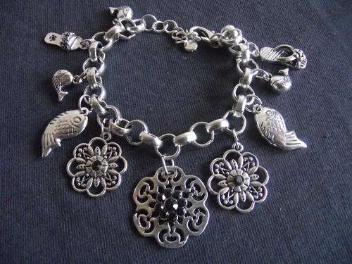 LOVELY   FLOWER CHARMS BLACK CRYSTALS BRACELET