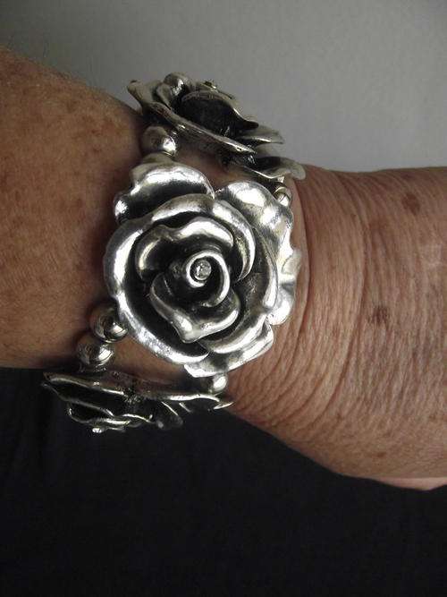 LOVELY  VINTORIO COLLECTION FLOWERS STRETCH BRACELET