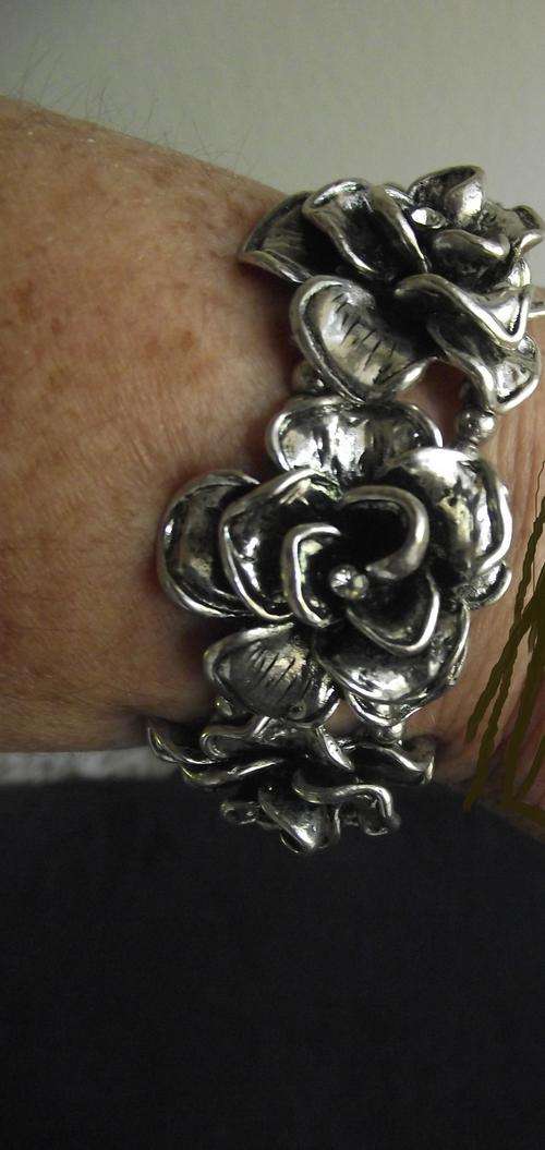 LOVELY  VINTORIO COLLECTION FLOWERS STRETCH BRACELET