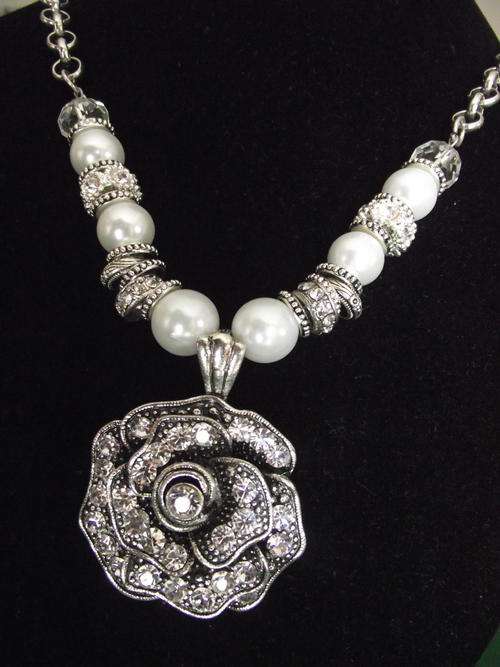 STUNNING VINTORIO COLLECTION TIBET SILVER CRYSTAL & PEARLS ROSE NECKLACE