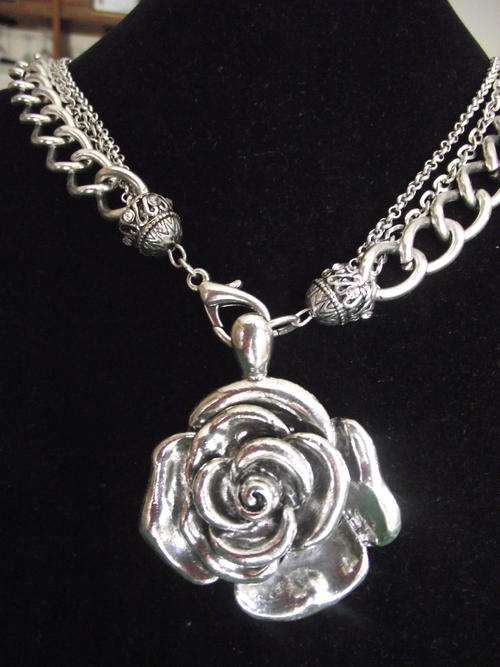 GORGEOUS VINTORIO COLLECTION TIBET SILVER ROSE PENDANT NECKLACE