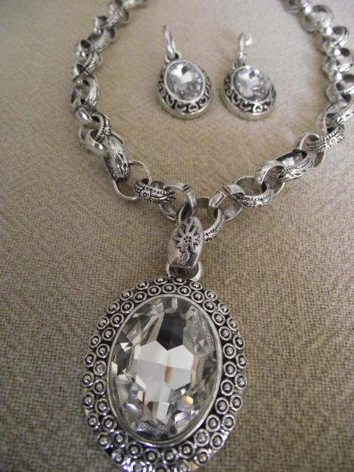 GORGEOUS TIBETAN SILVER OVAL PENDANT NECKLACE & EARRINGS SET