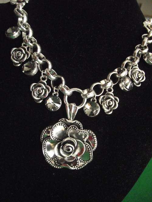 GORGEOUS VINTORIO COLLECTION TIBET SILVER CRYSTALS   & FLOWER NECKLACE