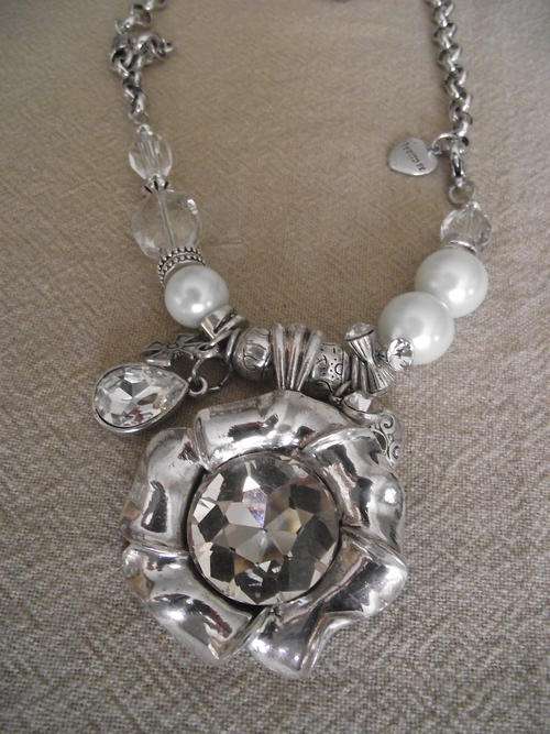 BEAUTIFUL  SILVER CRYSTALS FLOWER & FEAUX PEARLS NECKLACE