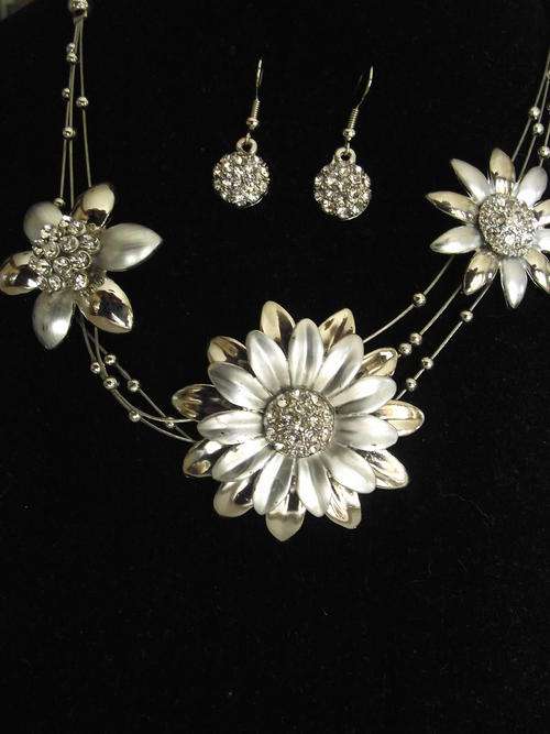 ***NEW LISTING***BEAUTIFUL  SILVER FLOATING  DAIZIES NECKLACE & EARRINGS SET