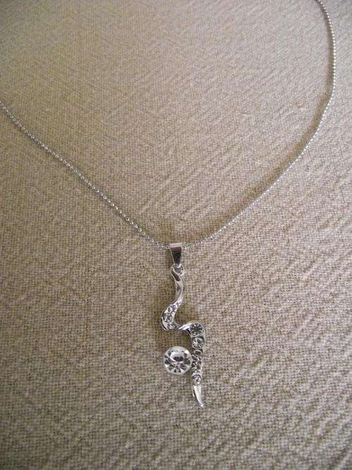 GORGEOUS  SILVER  CRYSTAL  PENDANT + FREE CHAIN