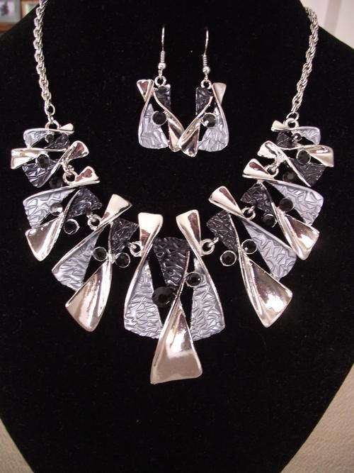 STUNNING  SILVER BLACK FEAUX ONYX NECKLACE & DANGLE EARRINGS