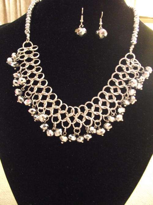STUNNING SILVER & SILVER FACETED GLASS BEADS NECKLACE & EARRINGS SET