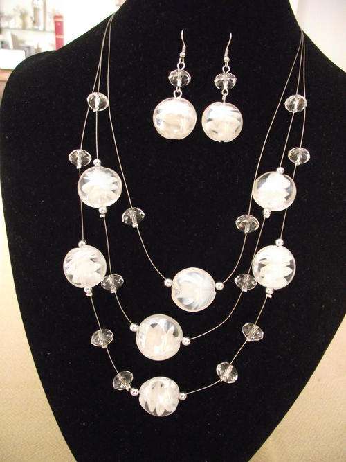 BEAUTIFUL WHITE FLOATING MURAN GLASS BEADS NECKLACE & EARRINGS SET