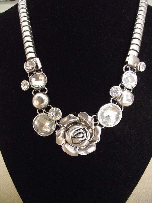***LAST ONE***BEAUTIFUL TIBETAN SILVER FLOWER & CRYSTAL  NECKLACE